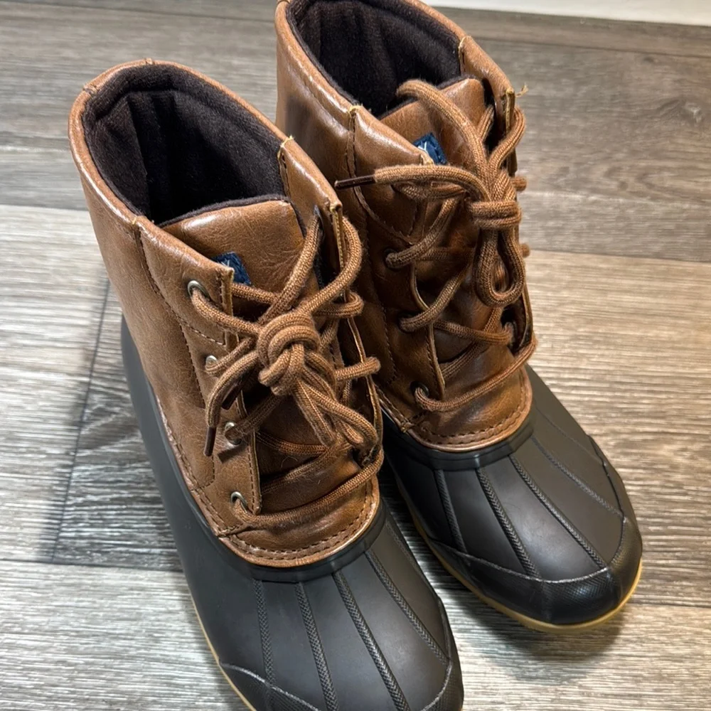 Sperry Boots kids size 4 (s41)